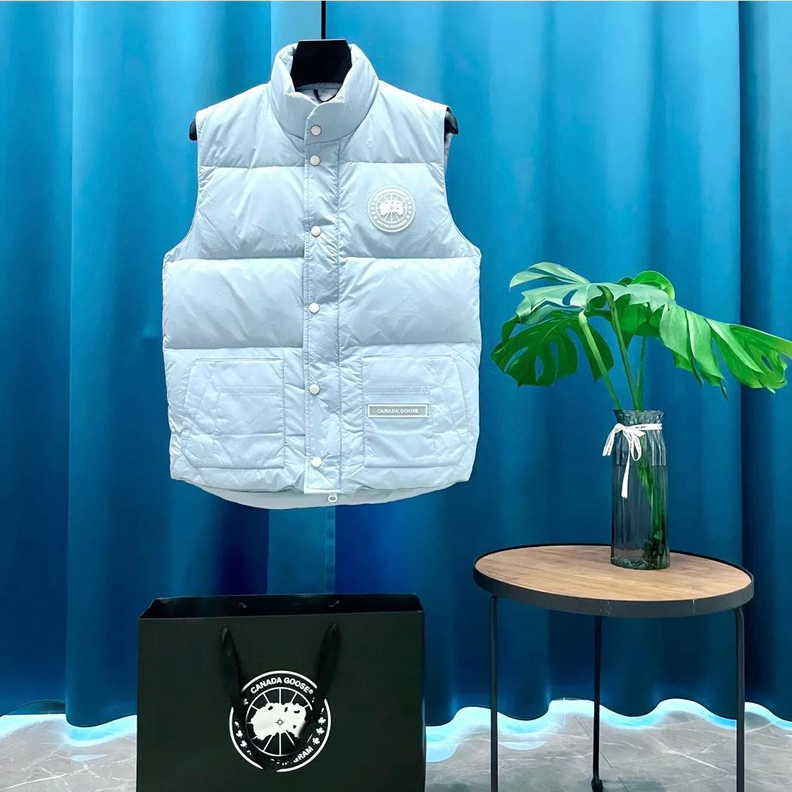 P440 Canadagoose ➡️ Canada 🦢 Glacier Series 💥 Down Vest, look good with it ❗️ Canada Goose’s new “Northern Lights Series” down vest Canada Goose’s new “Northern Lights” Northern Lights white label down vest is on sale! The light and layered colors give people the feeling of being trapped in the mist around icebergs and glaciers. It can be said to be very dreamy! Material list: 1⃣ Original custom-made double-flat 9500-100% nylon nylon material 2⃣ Original YKK zipper, non-auxiliary factory product 3⃣ National standard 80% white duck down, (zp uses 80% white duck down/everything boasting 90% is fake) Material analysis characteristics: 1⃣ Original factory/9500-100% nylon100% nylon Lurex yarn In fact, 100% nylon is rarely pure nowadays. Most of them are mixed with cotton or polyester. Our top-quality original version is developed in accordance with ZP and uses the same material. 2⃣ As we all know, the original version uses 80% white duck down. The fill power refers to the cubic inches of volume occupied by each ounce (30 grams) of down under certain conditions. If one ounce of down occupies 500 cubic inches, the fill power of the down is 500. So we can simply understand it as: fill power is the volume of down, and the volume of down is fill power. The higher the fill power of down, it means that under the same filling amount, down can fix a larger volume of air layer to keep warm and insulate, so the warmth retention of down is better. Size:XS-2XL